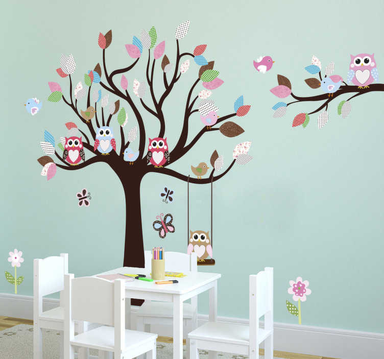 TenStickers. Adesivo infantil corujas na árvore. Decora o quarto dos teus mais pequenos com este bonito autocolante decorativo com uma paisagem de bosque.