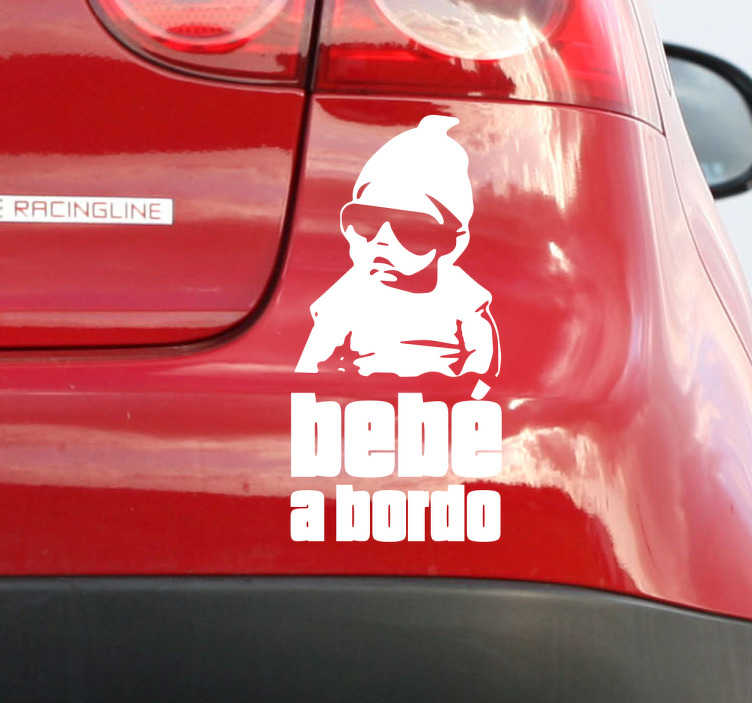 TenStickers. Autocolante para carro Bebé a bordo hangover. Autocolante para carro Bebé a bordo hangover. Proteja o seu bebe com este vinil autocolante de qualidade por um preço atrativo.