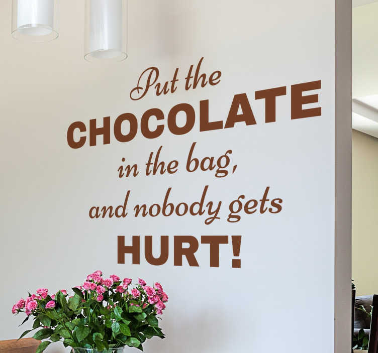 TenStickers. Vinil decorativo Frase Chocolate. Adesivo de parede com a frase 'Put the chocolate in the bag and nobody gets hurt!' que significa "Mete o chocolate na mala e ninguém se magoa".