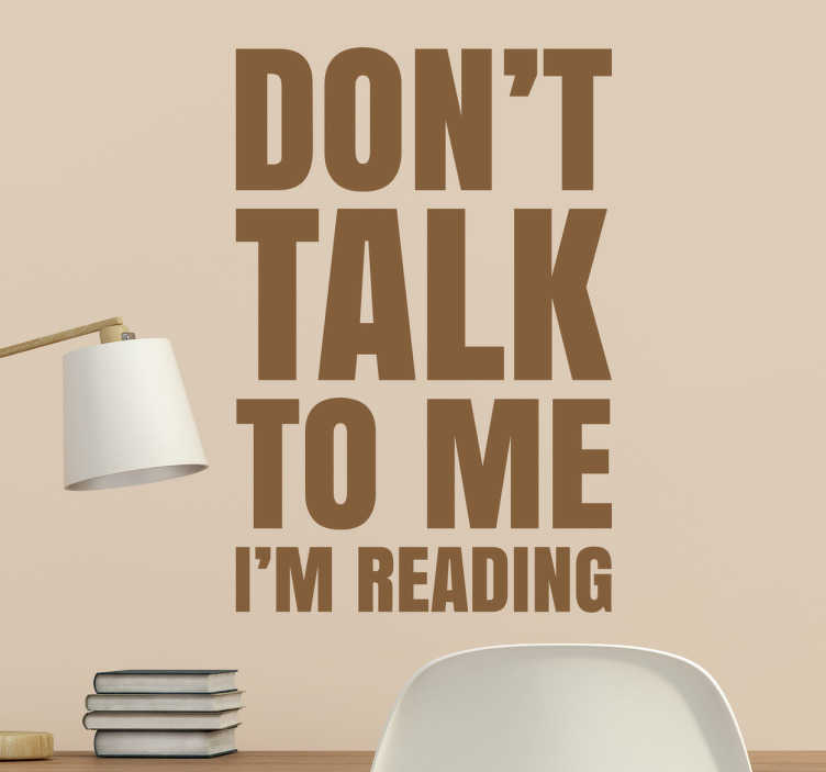 TenStickers. Vinil decorativo I'm reading. Autocolante decorativo com a frase "Don't talk to me I'm reading", que significa "Não fales comigo agora, estou a ler".