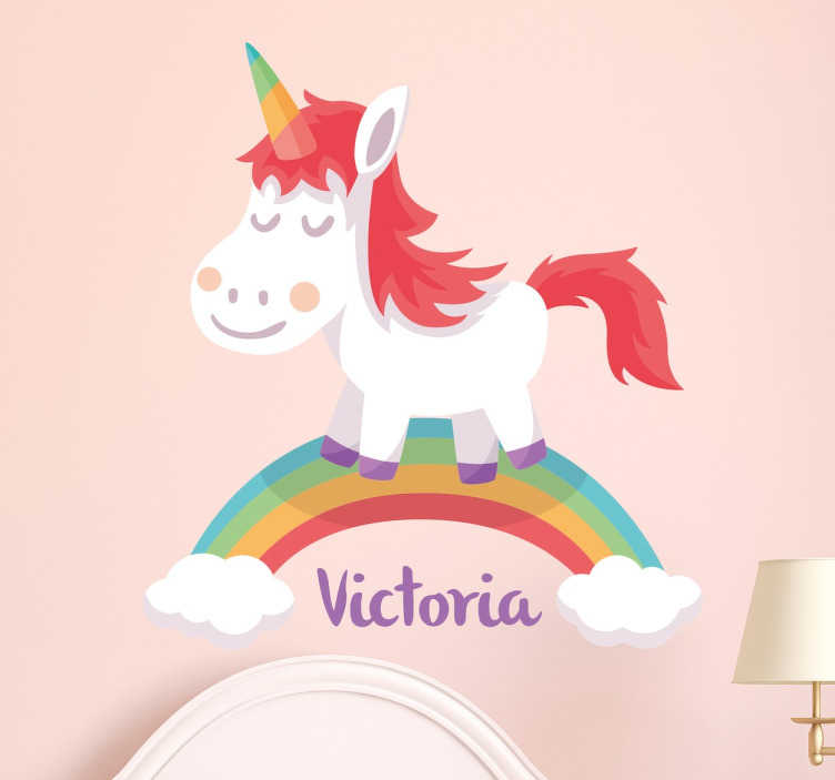 TenStickers. Vinil decorativo unicórnio personalizável. Vinil decorativo de um unicórnio em cima de um arco-íris com nome com possibilidade de personalização. Adesivo de parede para decoração.