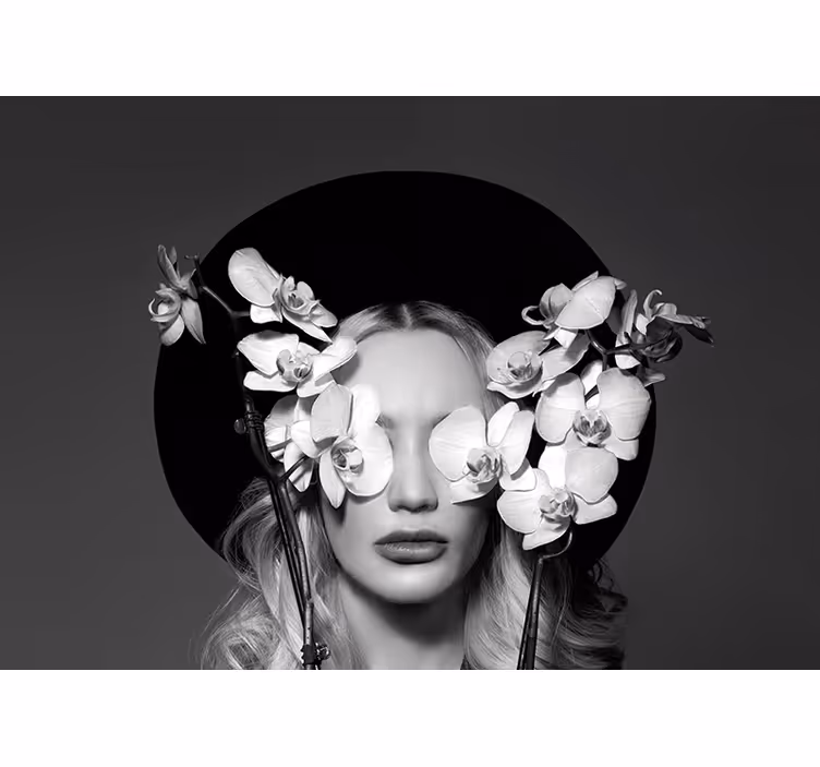 Estore de rolo para sala mulher com chapéu de flores - TenStickers