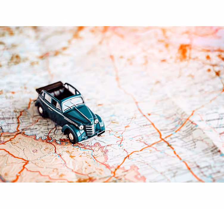 Estore de rolo do mapa mundial carro vintage no mapa - TenStickers