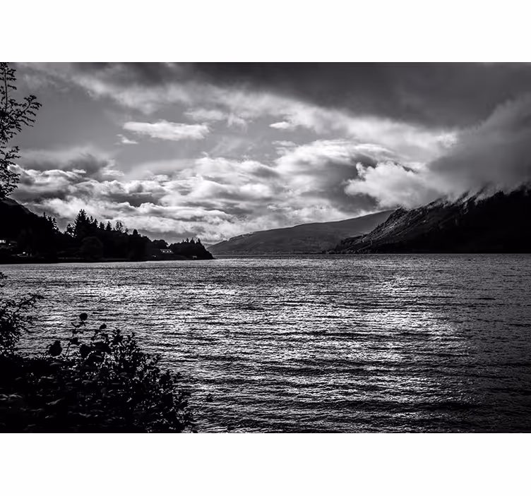 Fotomural decorativo de lagos Lago Ness - TenStickers