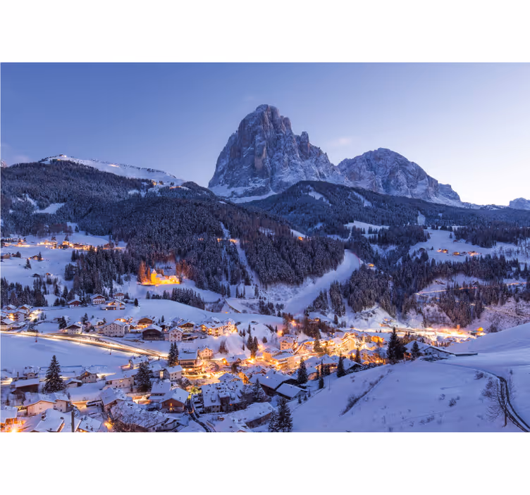 Fotomurais de paisagens vila nas montanhas nevadas - TenStickers