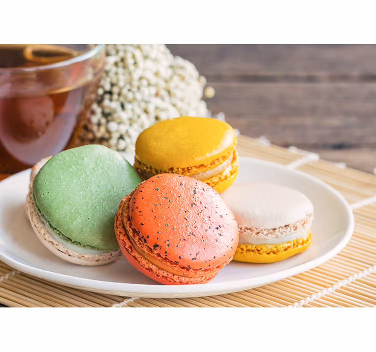 Mural de parede com frases delícia de macarons coloridos - TenStickers