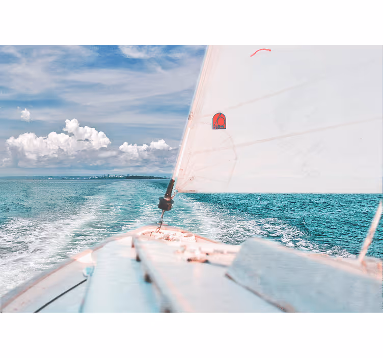 Fotomurais de paisagens Barco no mar perto da costa nuvens branca - TenStickers