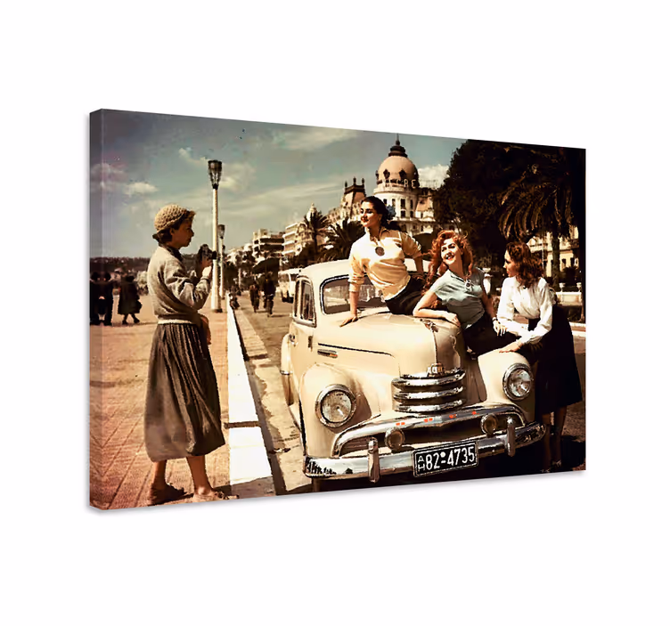Quadro decorativo para sala Quatro mulheres com um carro - TenStickers
