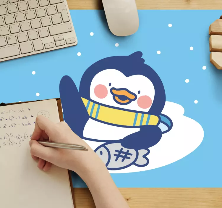 Mouse pad de anime pinguim com peixe - TenStickers