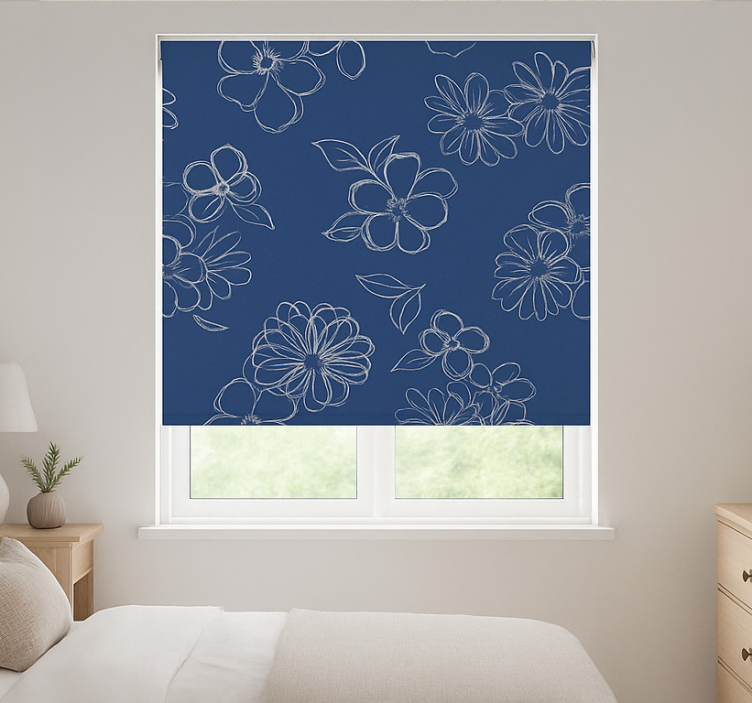 Estore de rolo para quarto de casal florais de contorno azul - TenStickers
