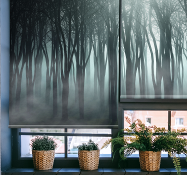 árvores altas e cortinas de rolo da sala de estar com nevoeiro - TenStickers