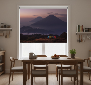 Estore de rolo para cozinha caminhantes com montanha nublada - TenStickers