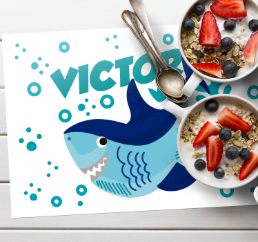 Individuais de mesa com nome Tubarão bebê com nome - TenStickers