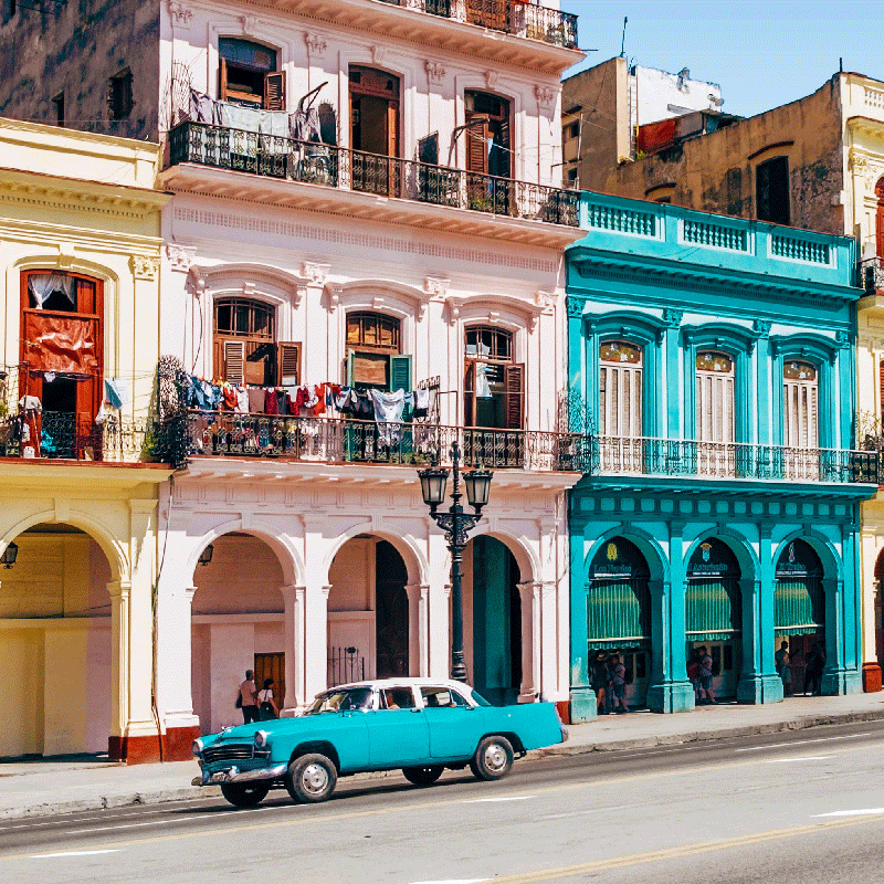 Poster para sala com design de rua e carros em azul e rosa - TenStickers