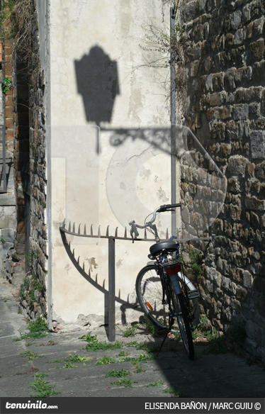 Poster de paisagens com sombra de farol e bicicleta - TenStickers