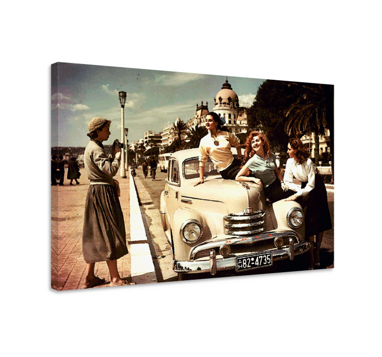 Quadro decorativo para sala Quatro mulheres com um carro - TenStickers