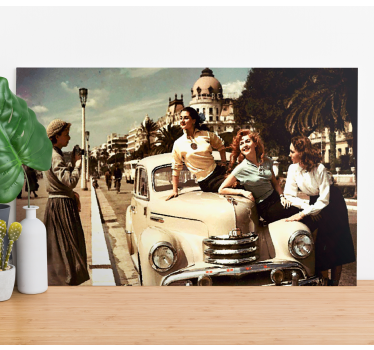 Quadro para sala Quatro mulheres com um carro - TenStickers