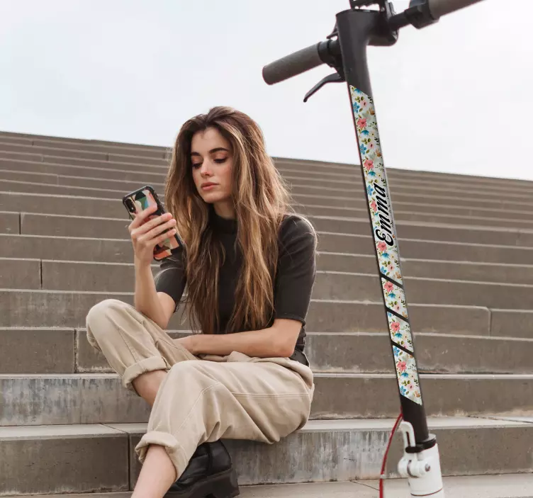 Adesivo patinete elétrica de flores com nome - TenStickers