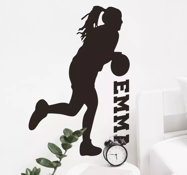 Adesivo decorativo jogadora de basquete a driblar - TenStickers
