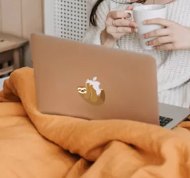 Vinil com Preguiça na maçã do Macbook - TenStickers