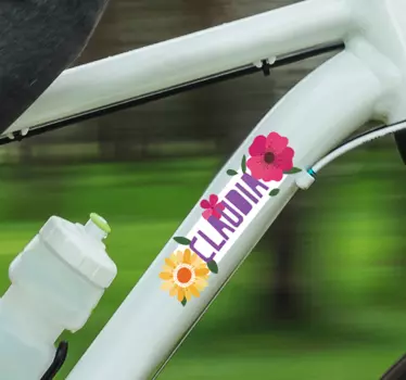 Autocolantes vinil para bicicletas Flores e nome - TenStickers