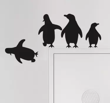 Vinil autocolante decorativo para portas Pinguim a cair - TenStickers