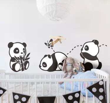 Autocolantes com animais selvagens Pandas a brincar com borboleta - TenStickers