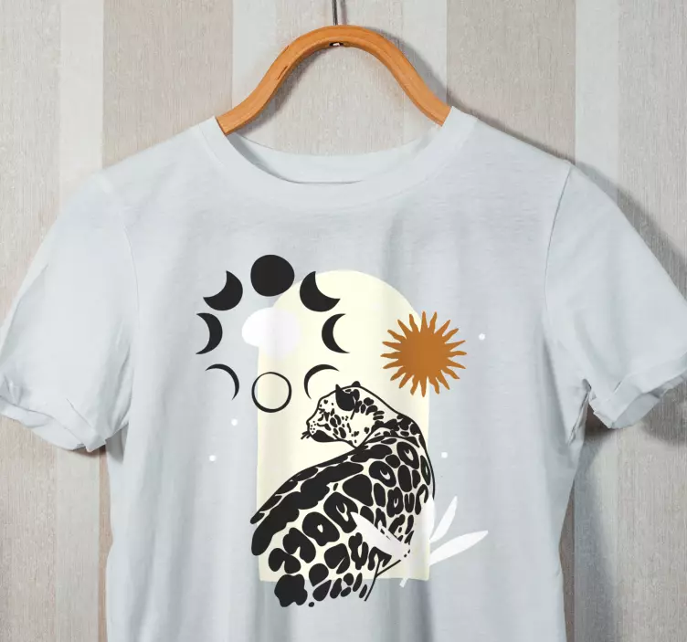 t-shirt personalizada de leopardo preto sob a lua - TenStickers