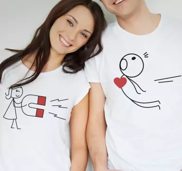 Doodle casal com coração combinando com camisas para casais - TenStickers