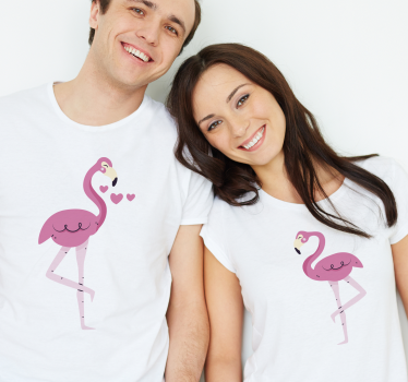 Flamingos apaixonados combinando camisas para casais - TenStickers