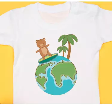 T-shirt bebé urso fofo surfando no globo - TenStickers