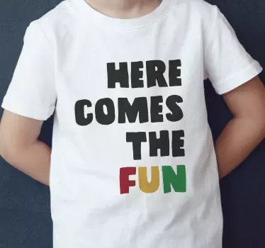 T-shirt crianças aqui vem a diversão - TenStickers
