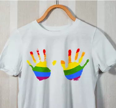 T-shirt da bandeira das mãos do conceito do dia do orgulho - TenStickers