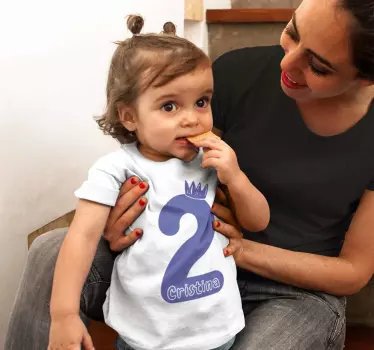 T-shirt de aniversário com nome e número roxo - TenStickers