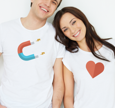 T-shirt de casais imã de coração azul e vermelho - TenStickers