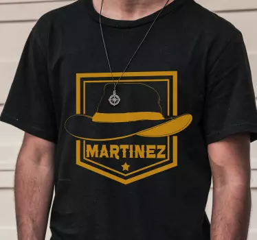 T-shirt personalizável com emblema estiloso de chapéu - TenStickers
