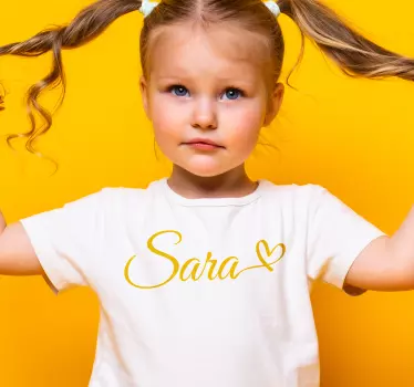 T-shirt para personalizar nome com um Coração - TenStickers