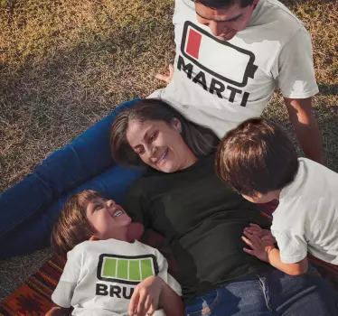 T-shirts para pais e filhos Baterias personalizáveis - TenStickers