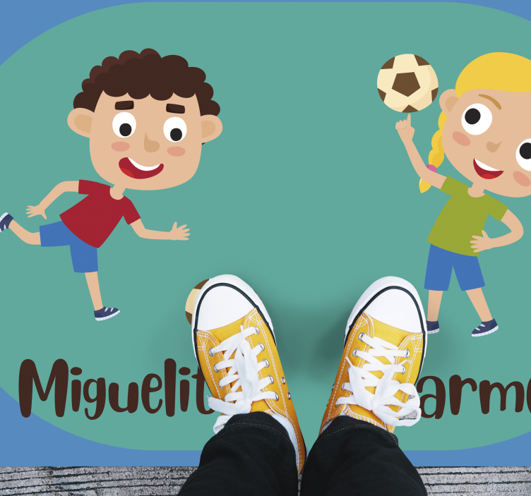 Tapete em vinil infantil crianças jogando futebol com nome - TenStickers