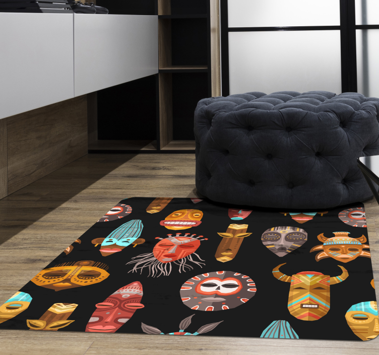 Tapete vinílico sala de estar com estampa de máscara tribal - TenStickers