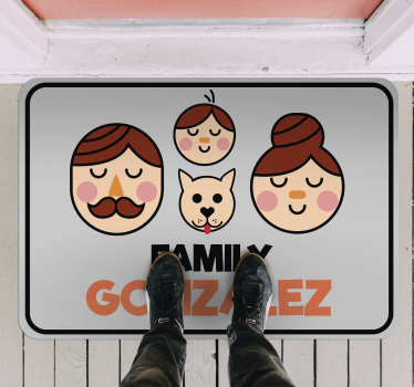 Nomes com família e cão. Tapete de vinil personalizado - TenStickers