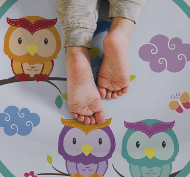 Tapete vinílico para bebés família de corujas coloridas - TenStickers