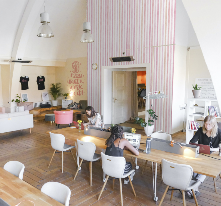 Papel de parede rosa aquarela riscas verticais - TenStickers